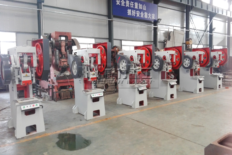 多臺J23可傾沖床車間現場