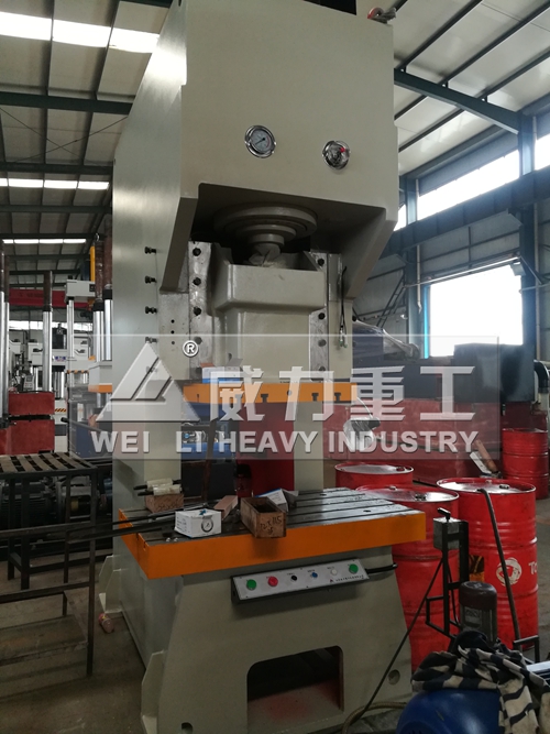 200噸液壓沖床車間現(xiàn)貨