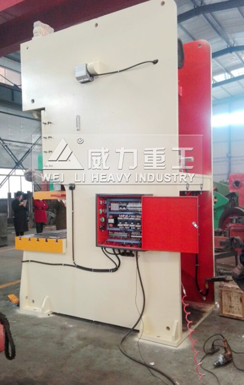 氣動沖床側視圖