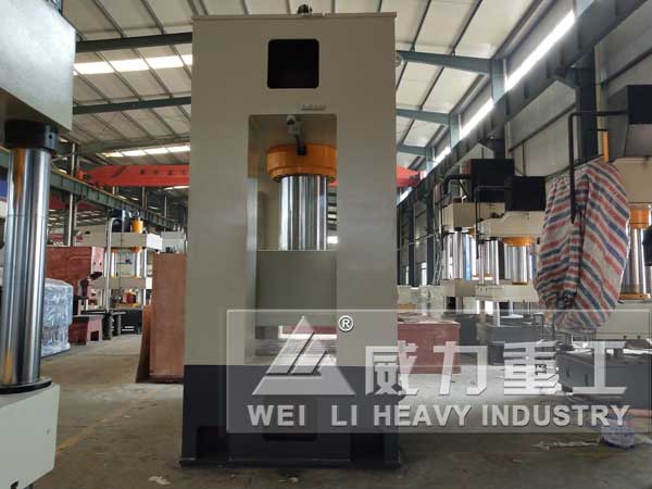 800噸油壓沖床側(cè)視圖