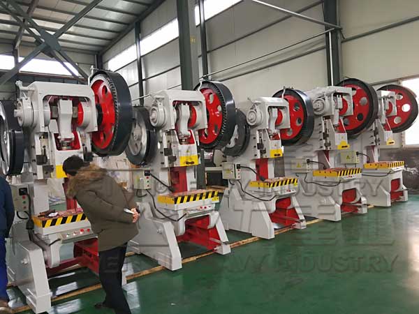 山東威力重工沖床生產(chǎn)車間