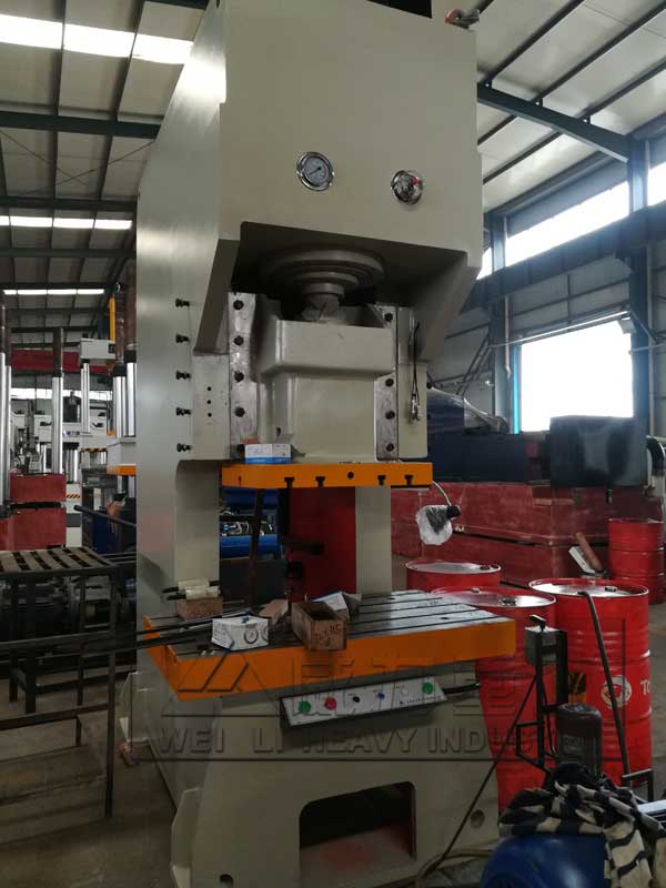 山東200噸液壓沖床車(chē)間現(xiàn)貨