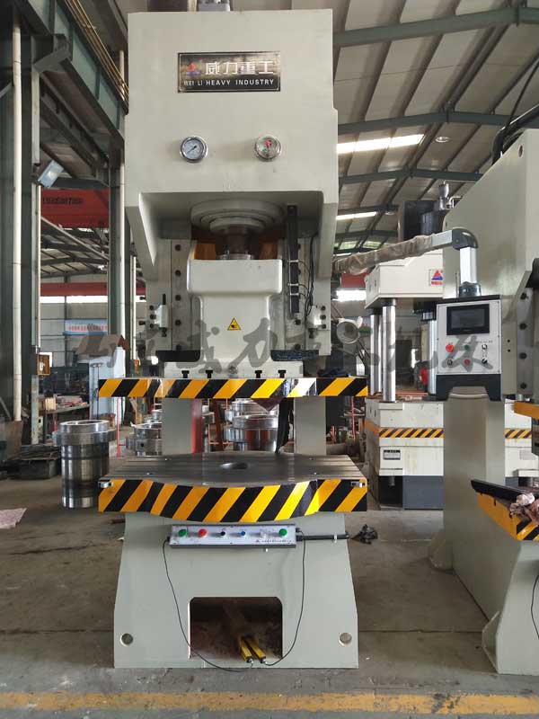 200噸高配液壓沖床實物圖片