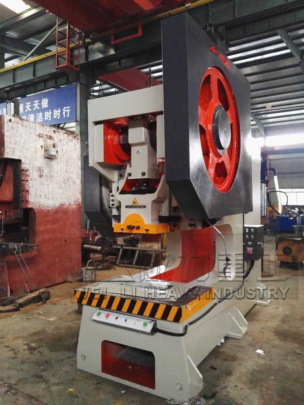 200噸機械沖床車間實物圖