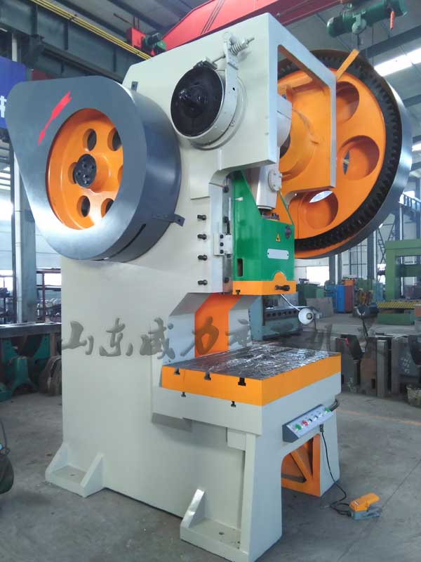 山東威力重工200噸沖床車間現(xiàn)貨圖