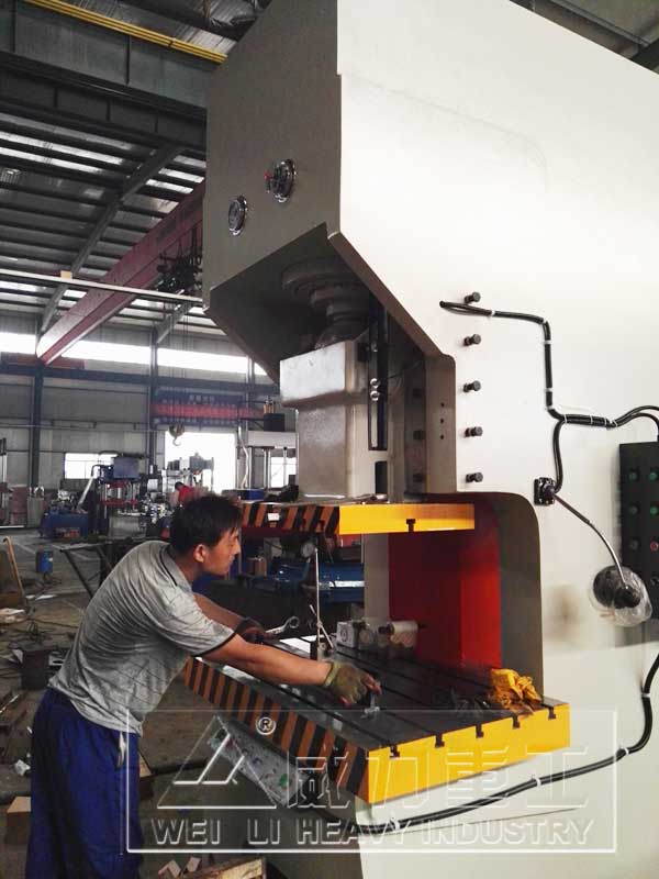 200噸液壓沖床車間實(shí)物圖