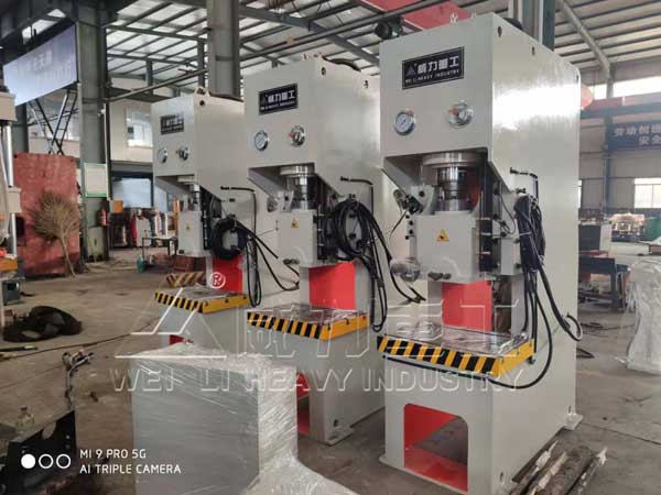 出口液壓沖床車間實物圖