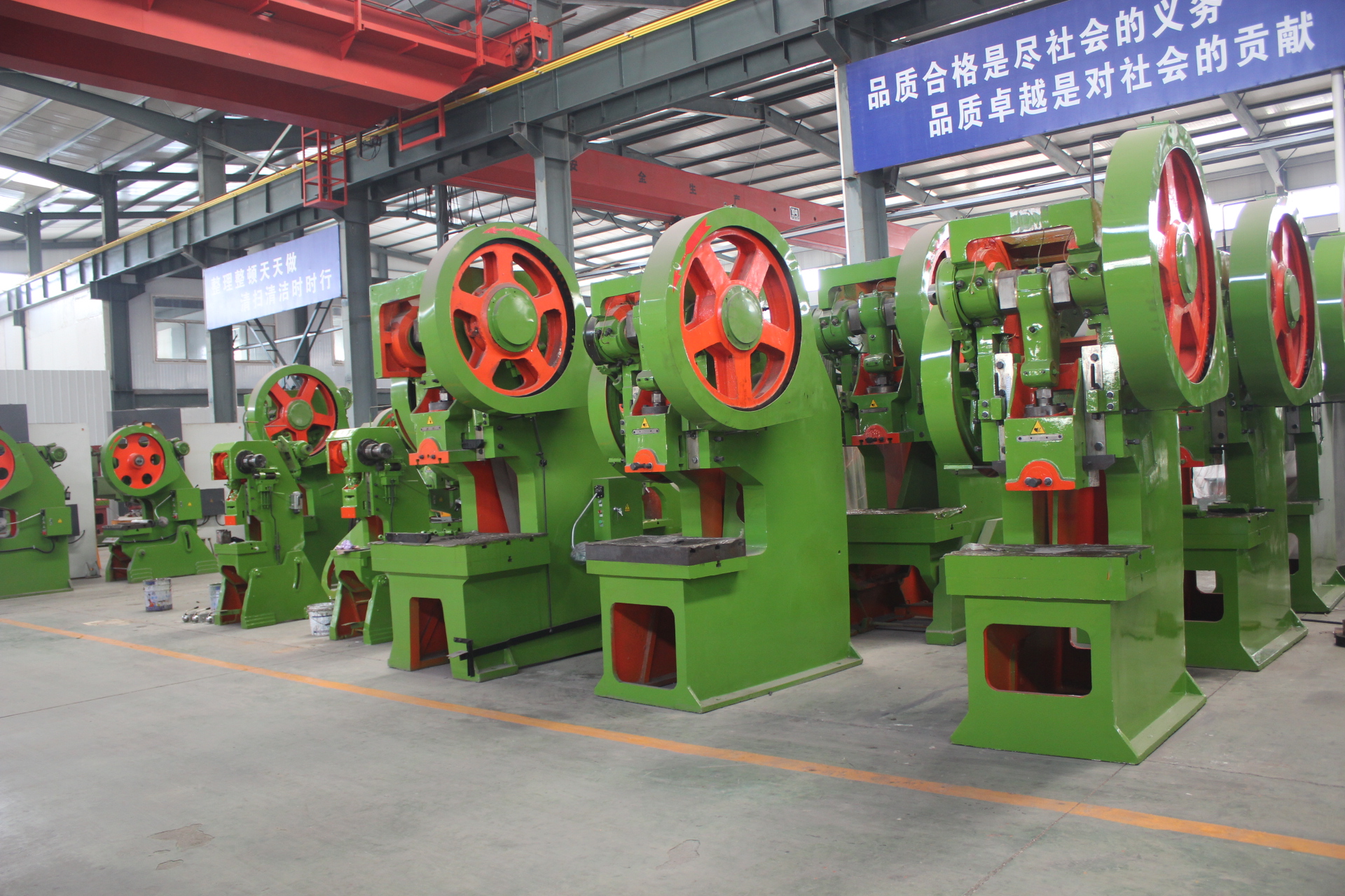 山東威力重工沖床車間實物圖