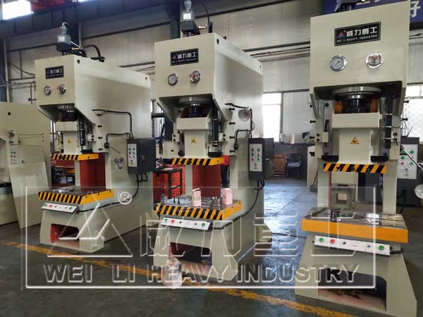 100噸液壓沖床車間現(xiàn)貨圖