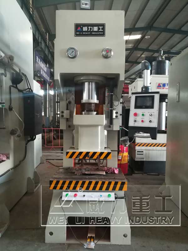 125噸液壓沖床車間實(shí)物圖