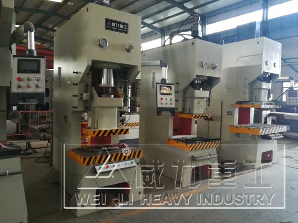 液壓沖床車間現(xiàn)貨圖