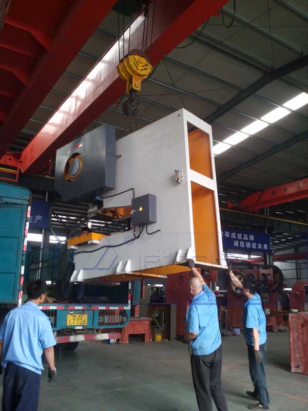 100噸沖床吊裝現場圖