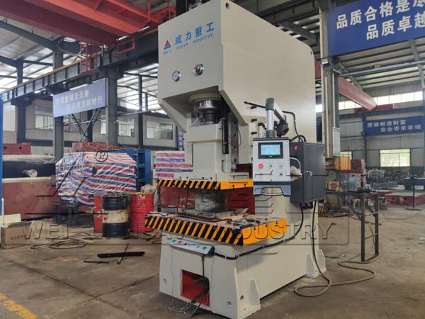 200噸液壓沖床車間實物圖