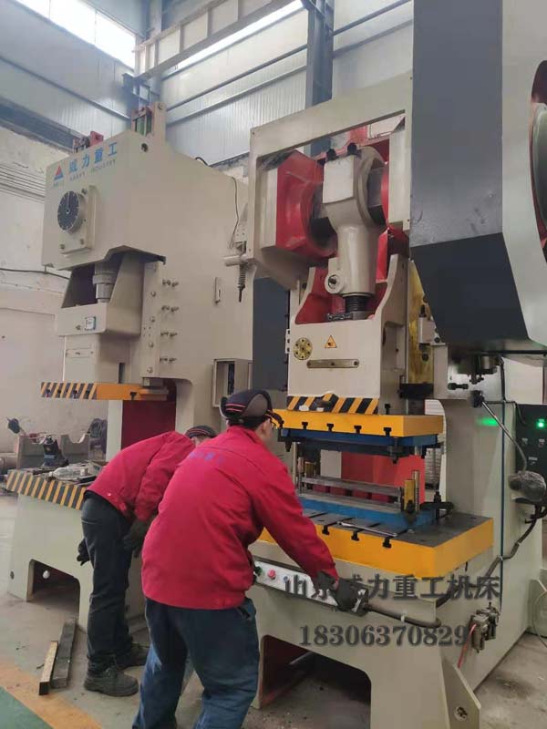 200噸沖床沖壓現場