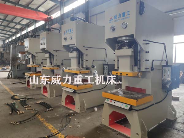 液壓沖床車間實拍圖片