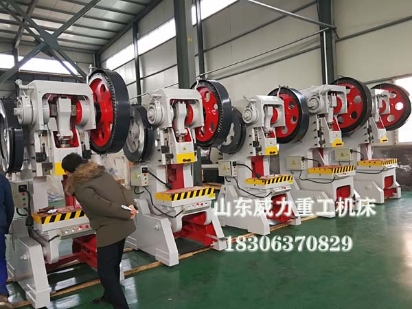 山東威力重工沖床車間