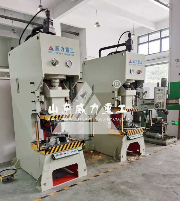 液壓沖床客戶使用現場圖