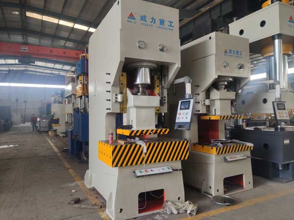 液壓沖床車間實物圖