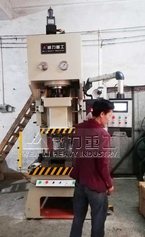 100噸伺服液壓沖床客戶使用現場圖