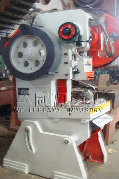 JC23-可傾25噸沖床廠家主要是針對板材的。能過模具,能做出落料,沖孔,成型,拉深,修整,精沖,整形,鉚接及擠壓件