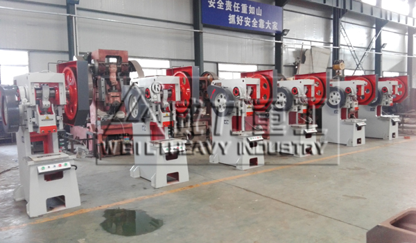 山東沖床廠-山東威力重工研制的25噸沖壓機床新型模具定位裝置是由定位標尺、移動主架及調節螺栓糾合而成，