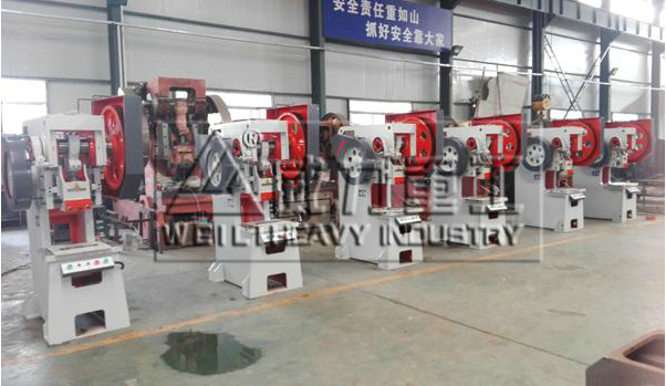 山東沖床廠家生產的沖床模具1